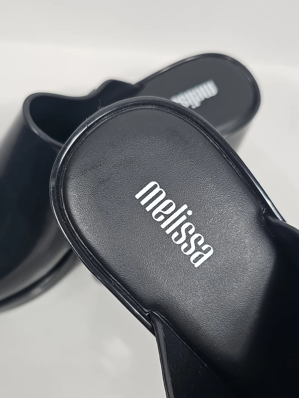 Melissa modern minimalist